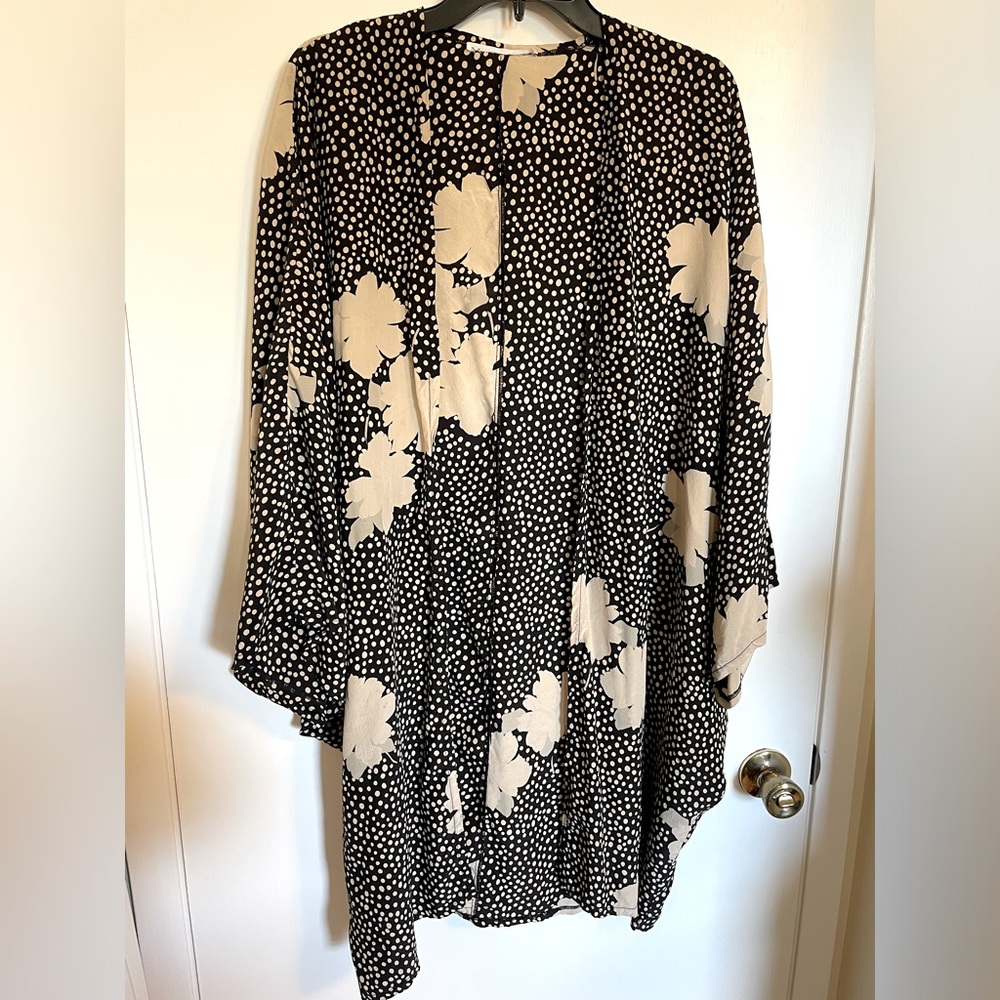 Black and tan silky kimono with all-over dalmation dots--no tags but fits many!